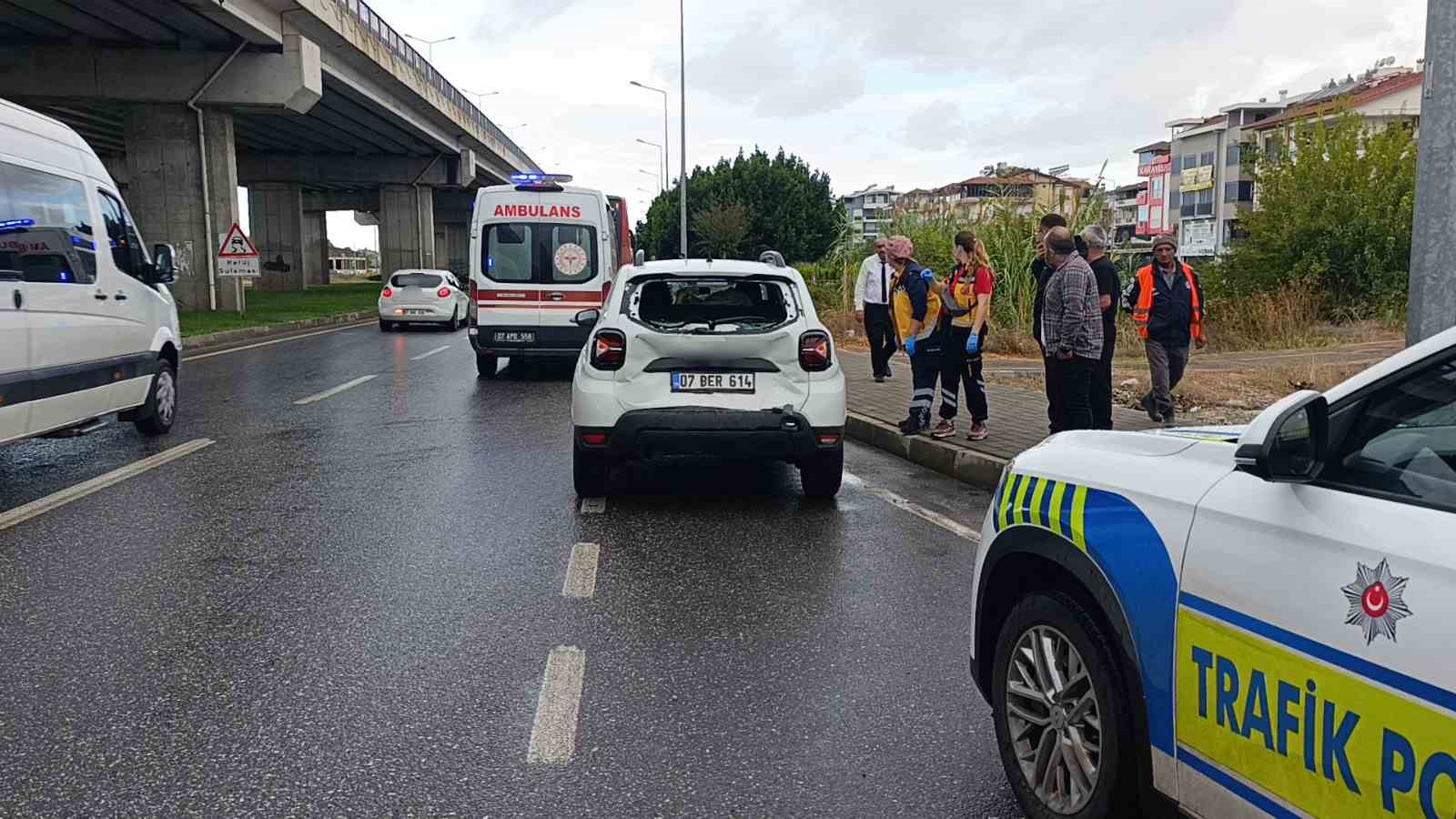 Otobüsün çarptığı otomobilin hafif yaralı sürücüsü, ailesini yalnız bırakmamak için hastaneye gitmedi
