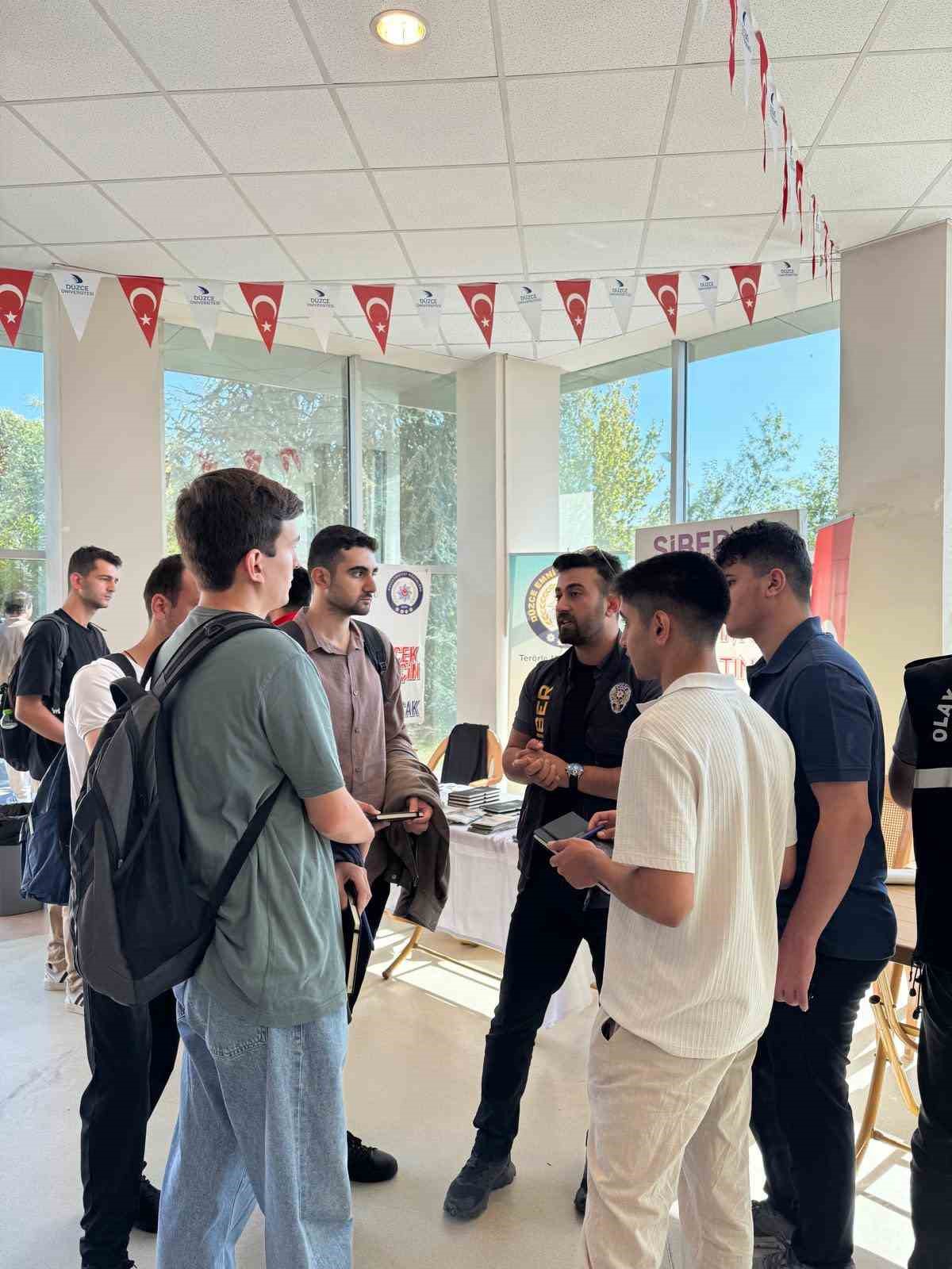 &Uuml;niversite &ouml;ğrencilerine polisten bilgilendirme
