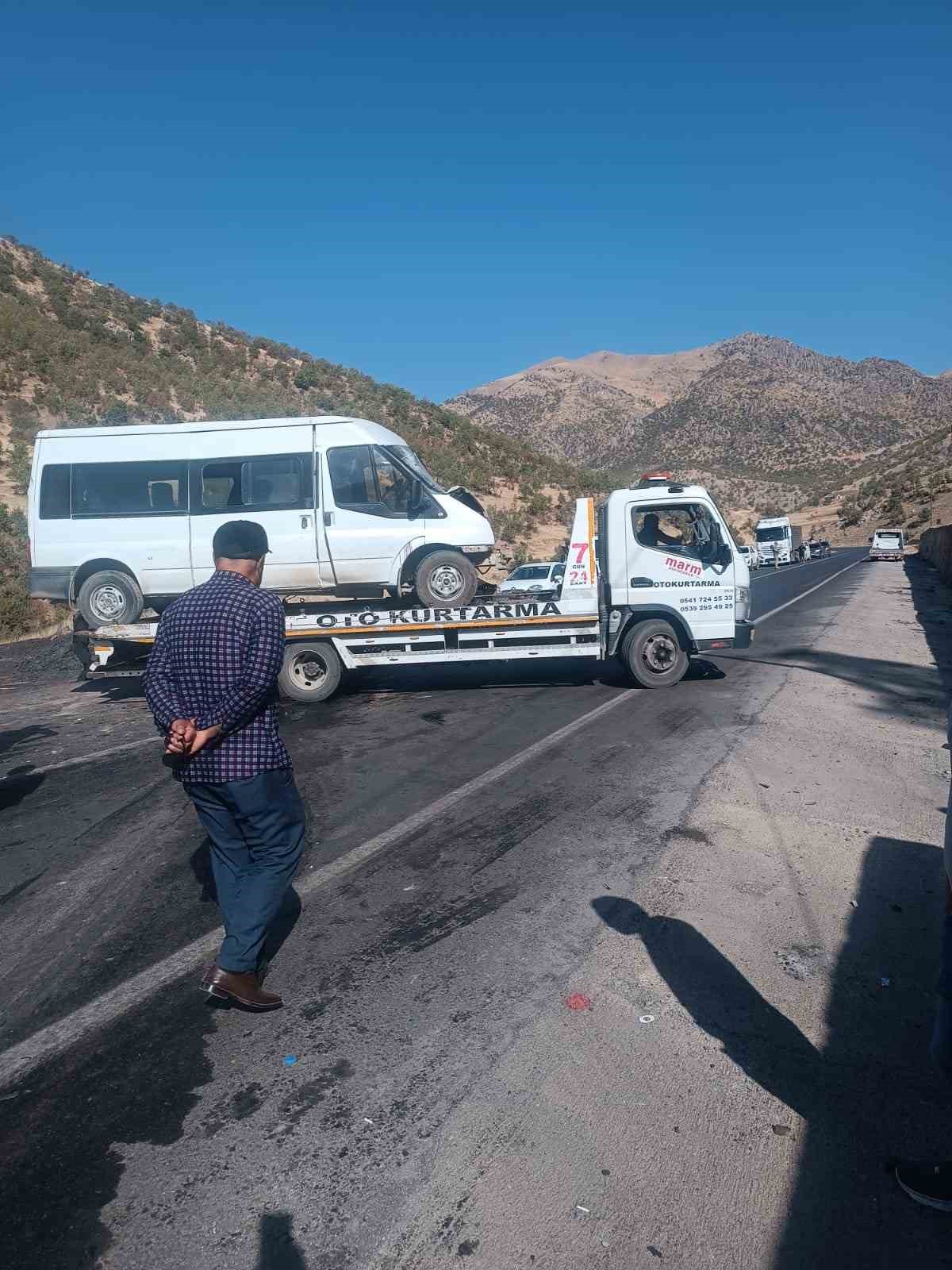 Şırnak’ta yolcu minibüsü ile hafif ticari araç çarpıştı: 2’si ağır 14 yaralı