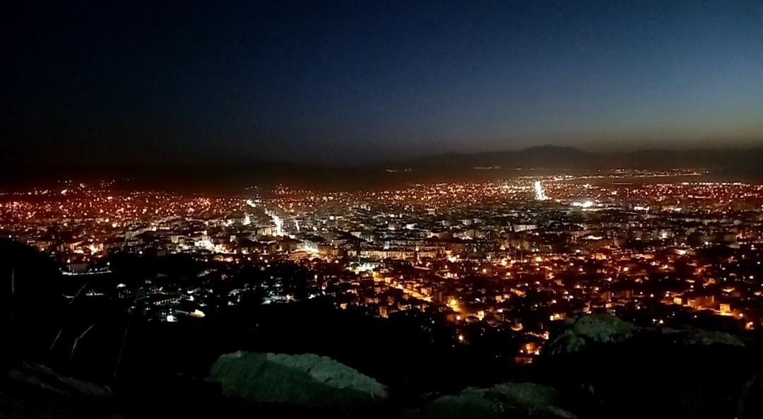 Van&rsquo;da b&uuml;y&uuml;leyici anlar: G&uuml;neşin batışıyla birlikte şehir merkezinde yanan ışıklar, ortaya eşsiz bir manzara &ccedil;ıkardı
