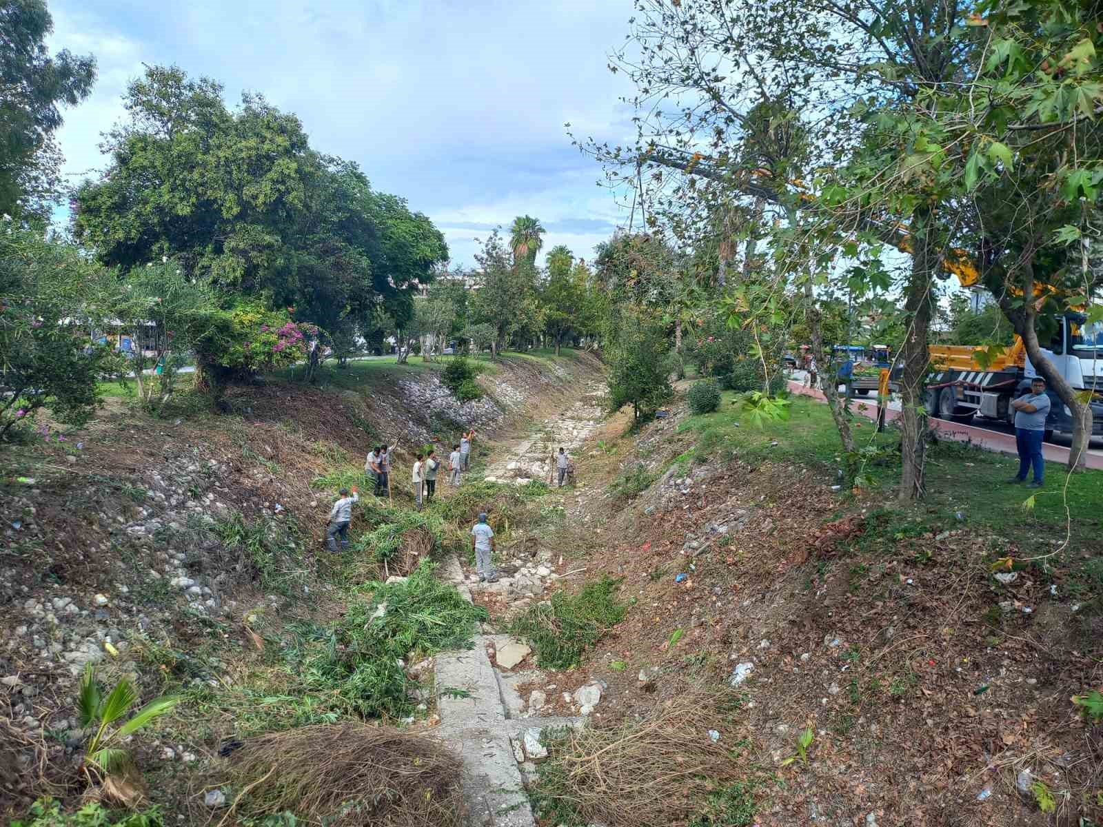Kemer Belediyesi’nden kış öncesi dere temizliği