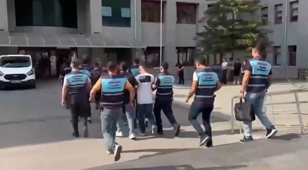 5 yıldızlı otele silahla saldırıp bah&ccedil;ede kıyafet değiştirmişler
