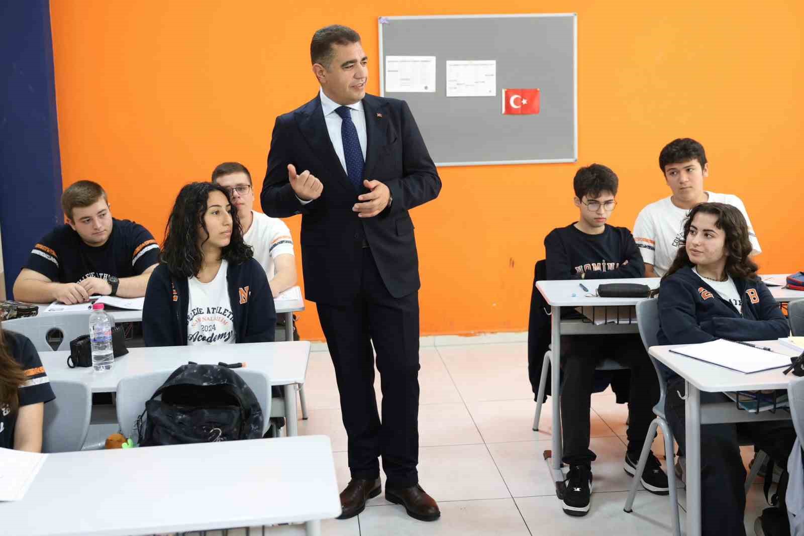 Vali Aslan öğrencilerle okullarda buluşuyor