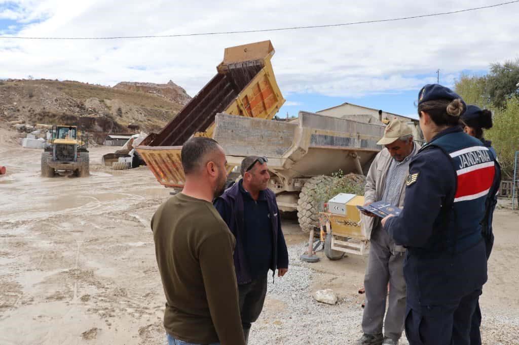 Vatandaşlara kadına şiddetle mücadele anlatıldı