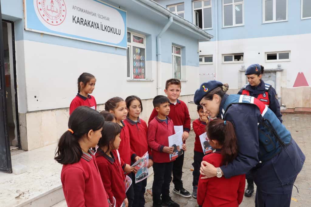 Vatandaşlara kadına şiddetle m&uuml;cadele anlatıldı
