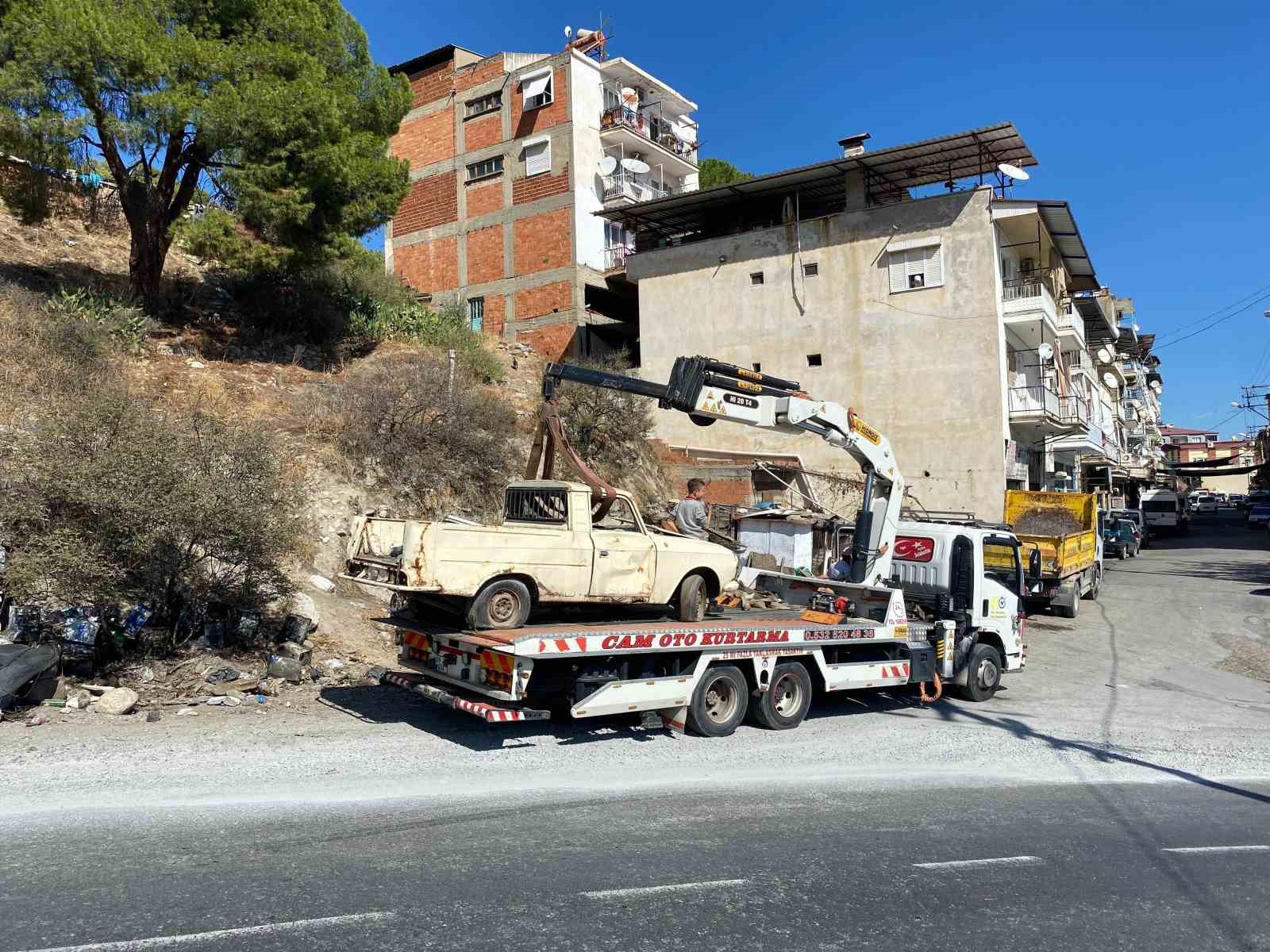 Bozdoğan’da yol kenarları hurda araçlardan temizlendi