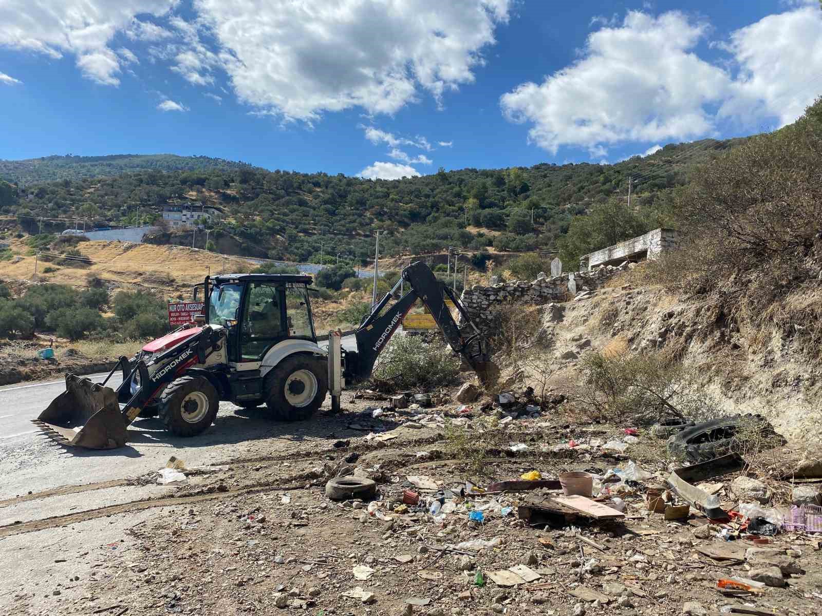 Bozdoğan’da yol kenarları hurda araçlardan temizlendi