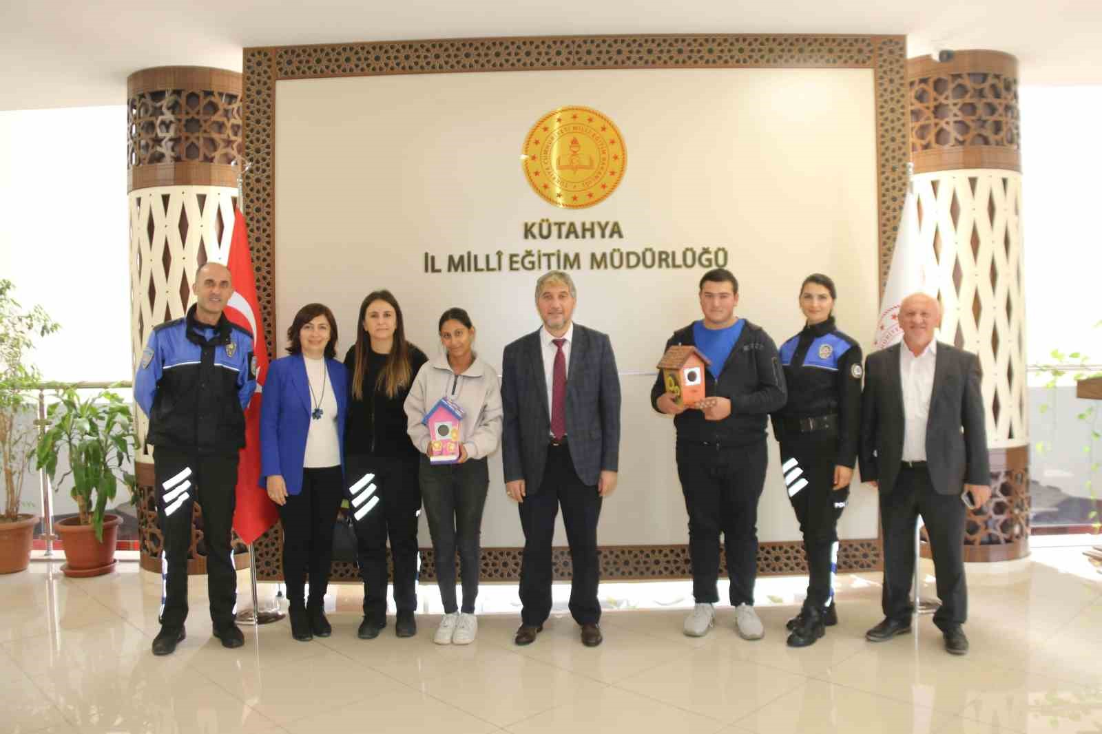 Özel öğrenciler, ’Fırçamız Sevgi, Renklerimiz Umut’ sloganıyla 20 adet kuş evi yaptı