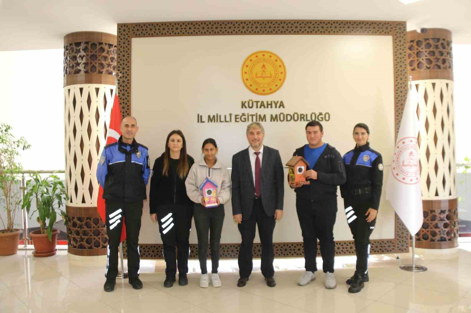 &Ouml;zel &ouml;ğrenciler, &rsquo;Fır&ccedil;amız Sevgi, Renklerimiz Umut&rsquo; sloganıyla 20 adet kuş evi yaptı
