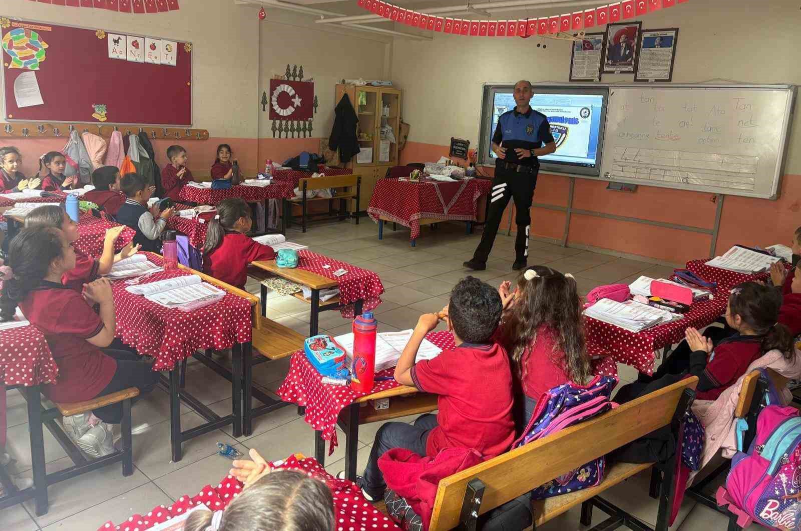 Polis ekipleri, anaokulu ve ilkokulu &ouml;ğrencilerine eğtim verdi
