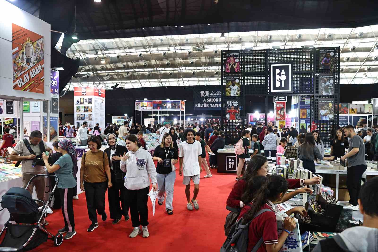 Ahmet &Uuml;mit Antalya Kitap Fuarı&rsquo;nda okurlarıyla buluştu

