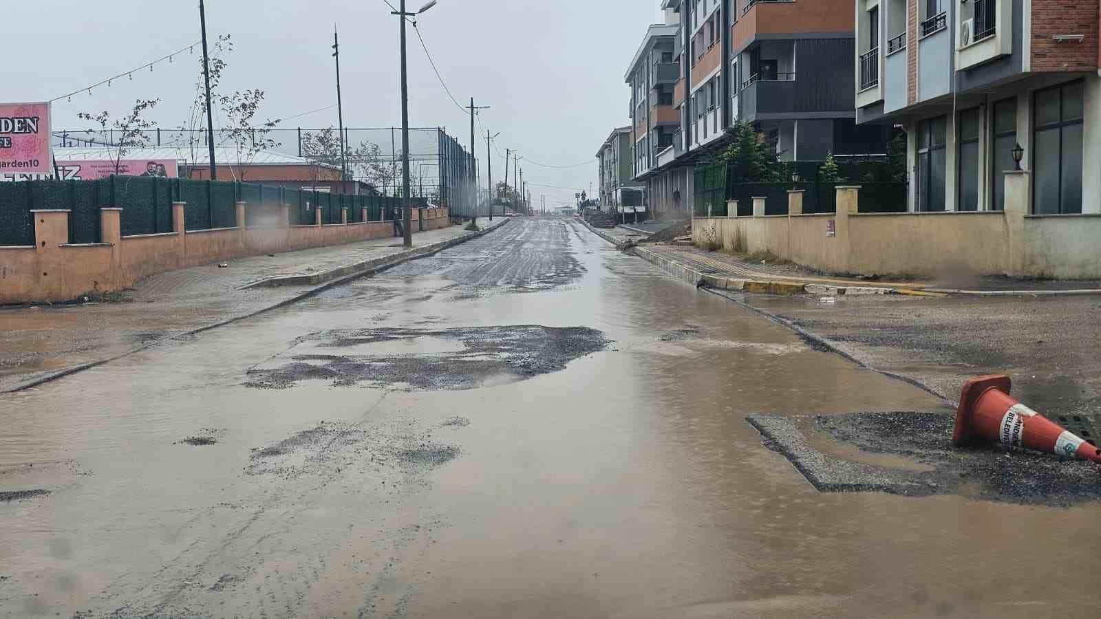 Bandırma&rsquo;da sağanak yağış etkili oldu
