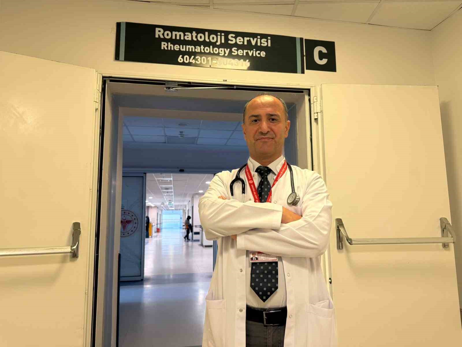 Uzmanından uyarı: "Beh&ccedil;et hastalığı 25 yaş altı gen&ccedil; erkeklerde daha ağır seyrediyor"
