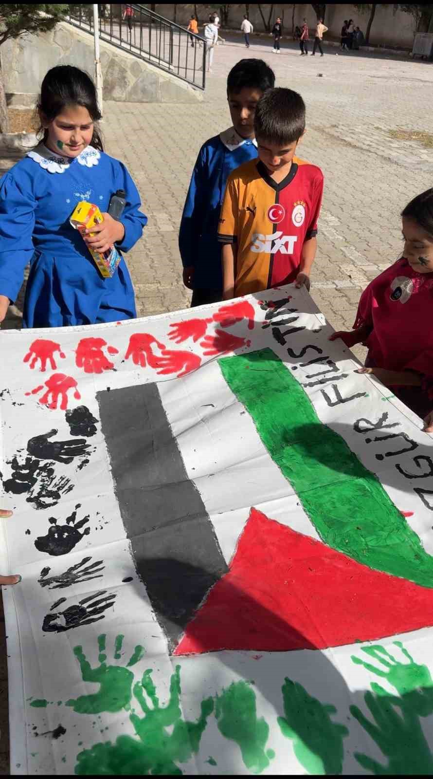 Minik y&uuml;reklerden Filistin&rsquo;e destek
