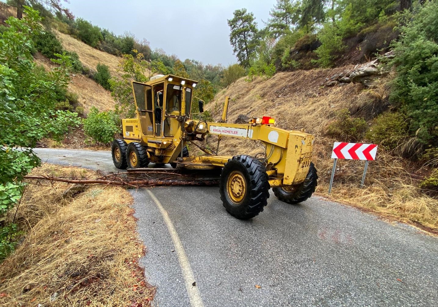 Antalya Büyükşehir Belediyesi ekiplerinden yağmur mesaisi