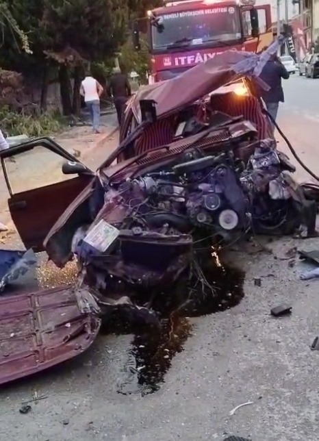 Direğe &ccedil;arparak hurdaya d&ouml;nen Fiat Tofaş&rsquo;ın s&uuml;r&uuml;c&uuml;s&uuml; ağır yaralandı
