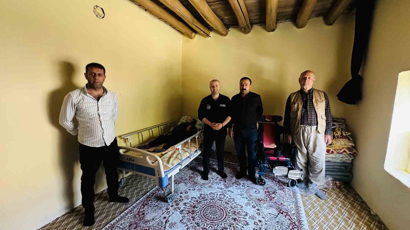 Sınır köyündeki iki özel çocuğun yüzü hasta yatağı ve akülü sandalyeyle güldü