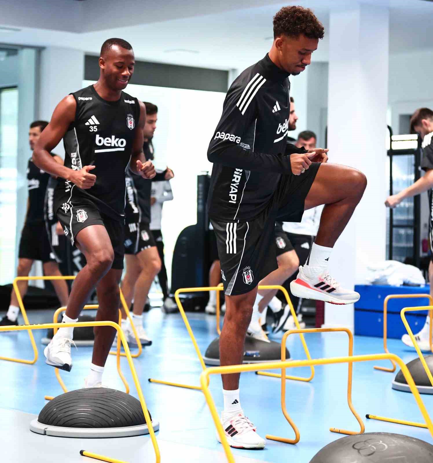 Beşiktaş günün ilk idmanında salonda çalıştı
