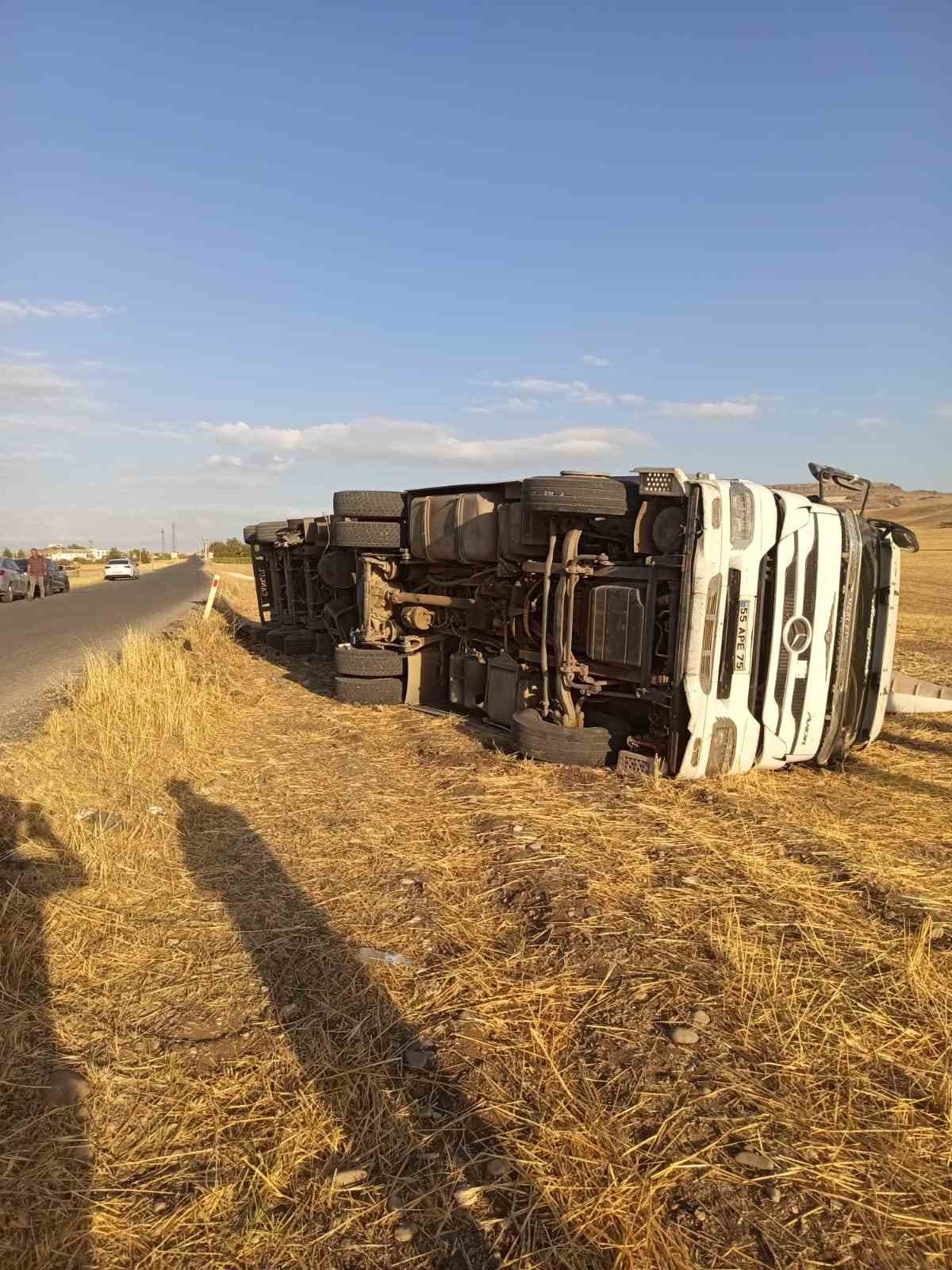 Batman’da saman yüklü tır yan yattı: 1 yaralı