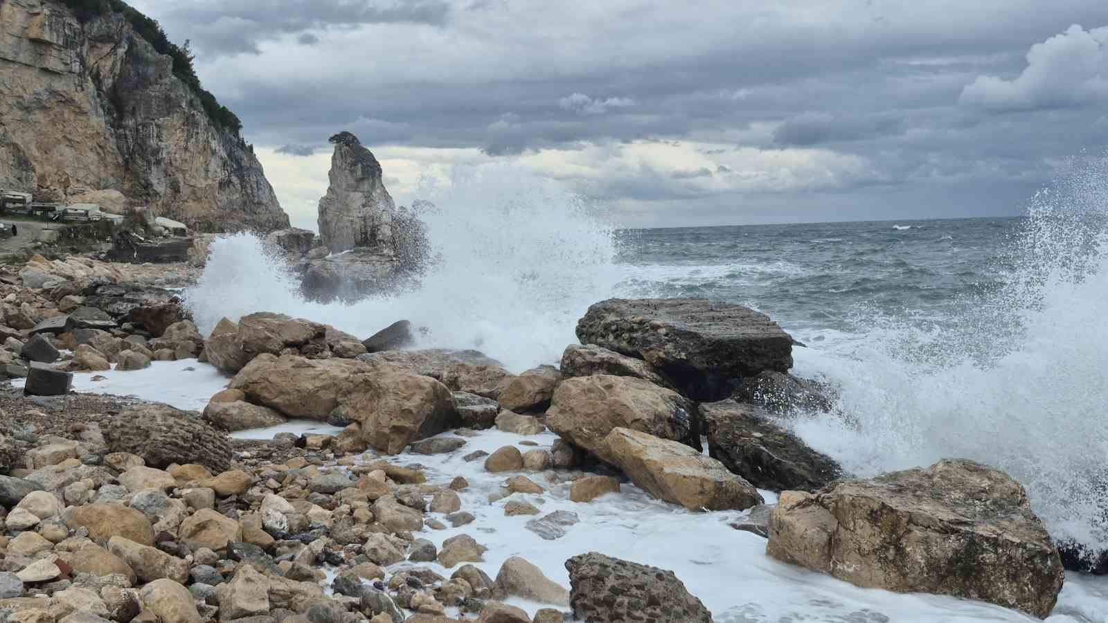 Fırtına uyarısı yapılan Bartın’da dev dalgalar
