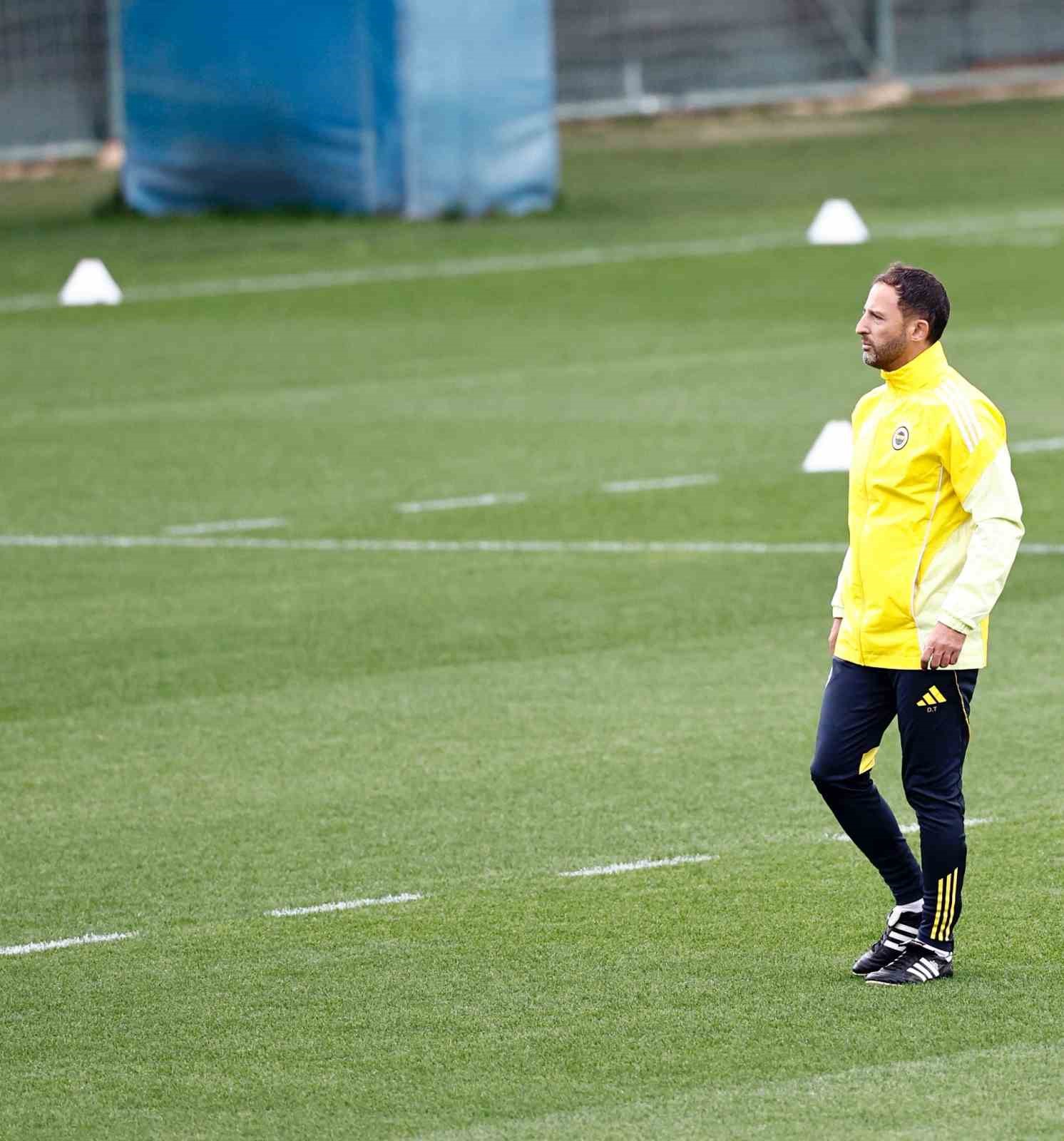 Fenerbahçe önce salonda, sonra sahada çalıştı
