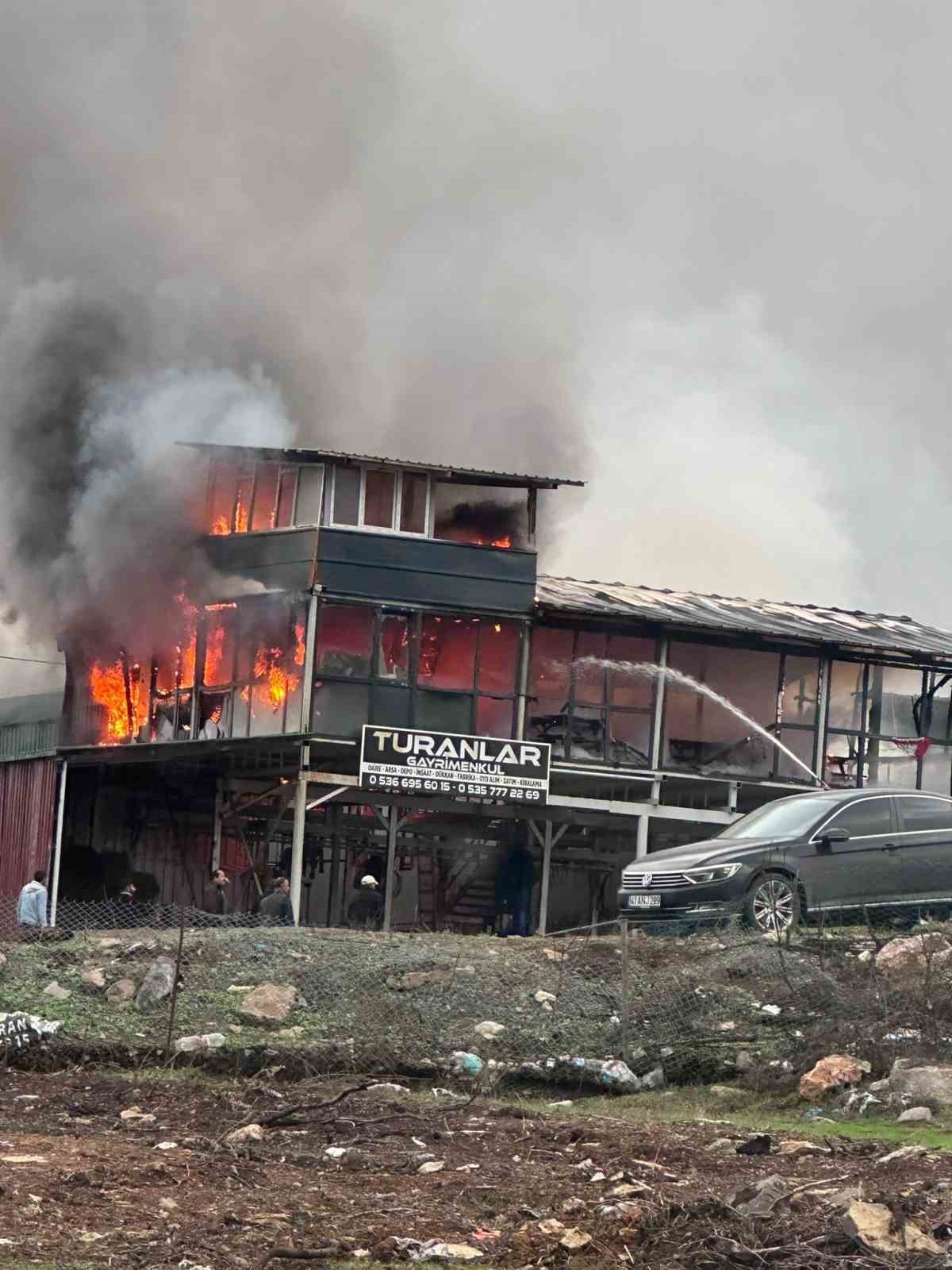 Kocaeli’de çıkan yangında 2 katlı konteyner küle döndü
