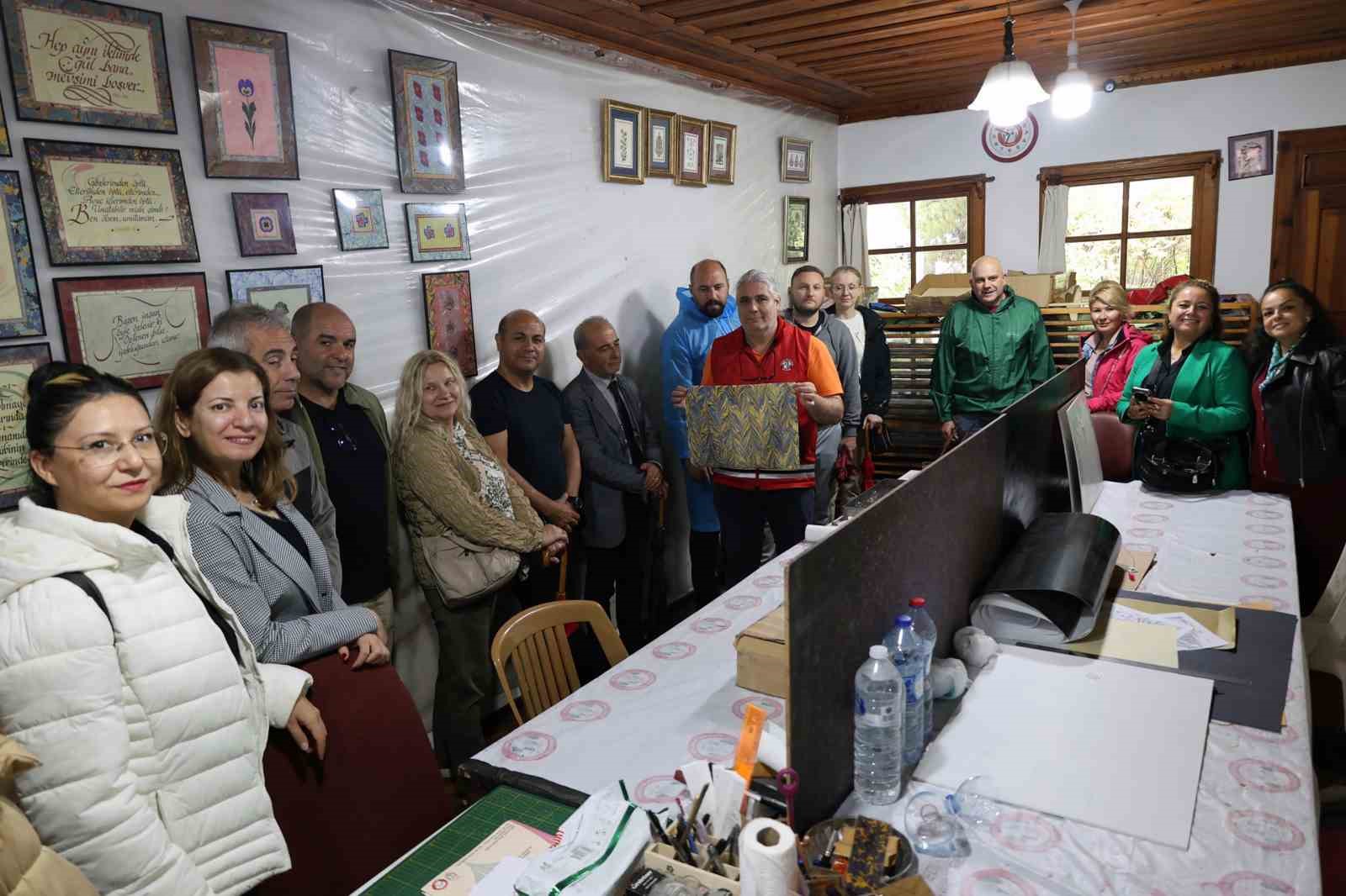 Erasmus projesi ortakları Menteşe’de geleneksel ebru deneyimi yaşadı