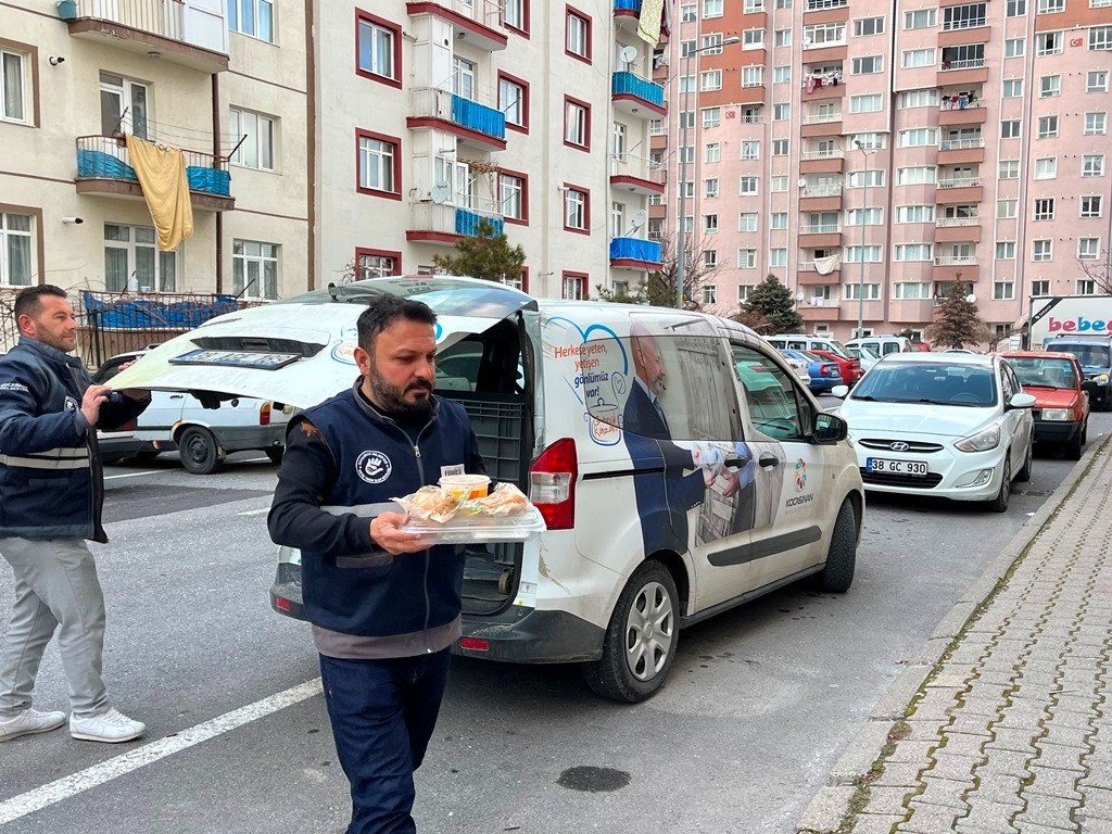 Kocasinan&rsquo;da g&ouml;n&uuml;ller kazanılıyor: her g&uuml;n 4 &ccedil;eşit sıcak yemek evlere ulaşıyor
