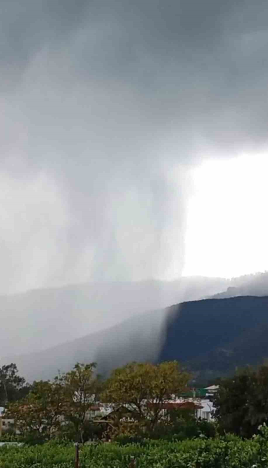 Adana&rsquo;da hortum okulun &ccedil;atısını u&ccedil;urdu, o anlar g&uuml;venlik kamerasına yansıdı
