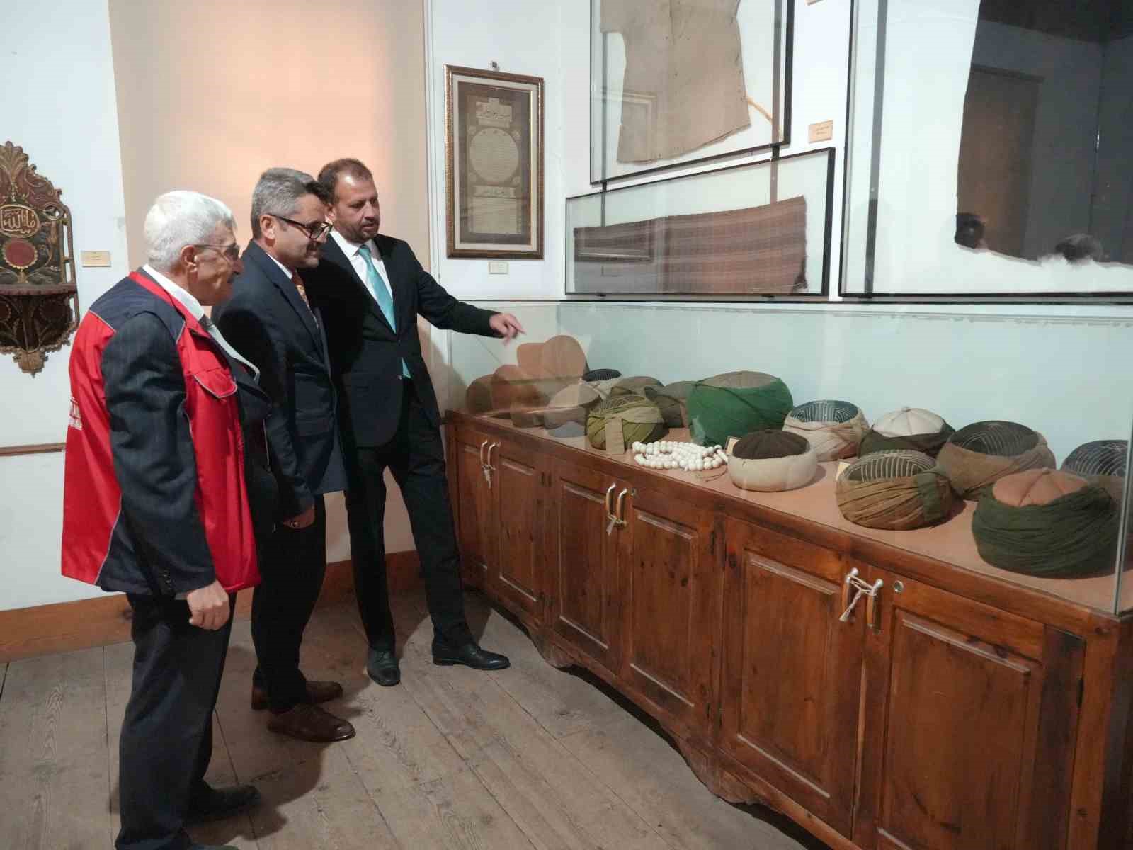 Her yıl binlerce kişinin ziyaret ettiği külliyedeki sarıklar, vatandaşlardan yoğun ilgi görüyor