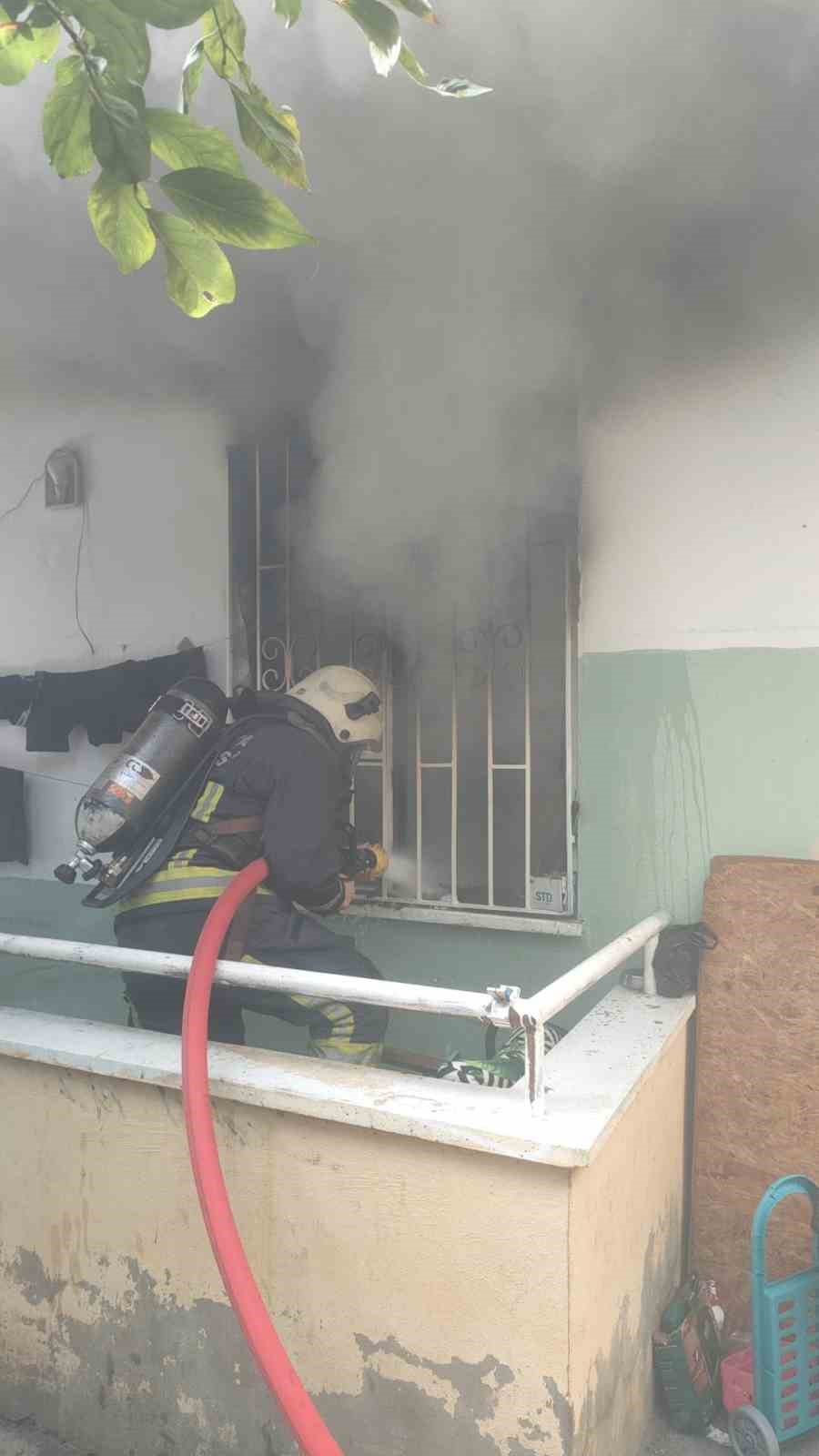 Alanya&rsquo;da 4 katlı binadaki yangın korkuttu
