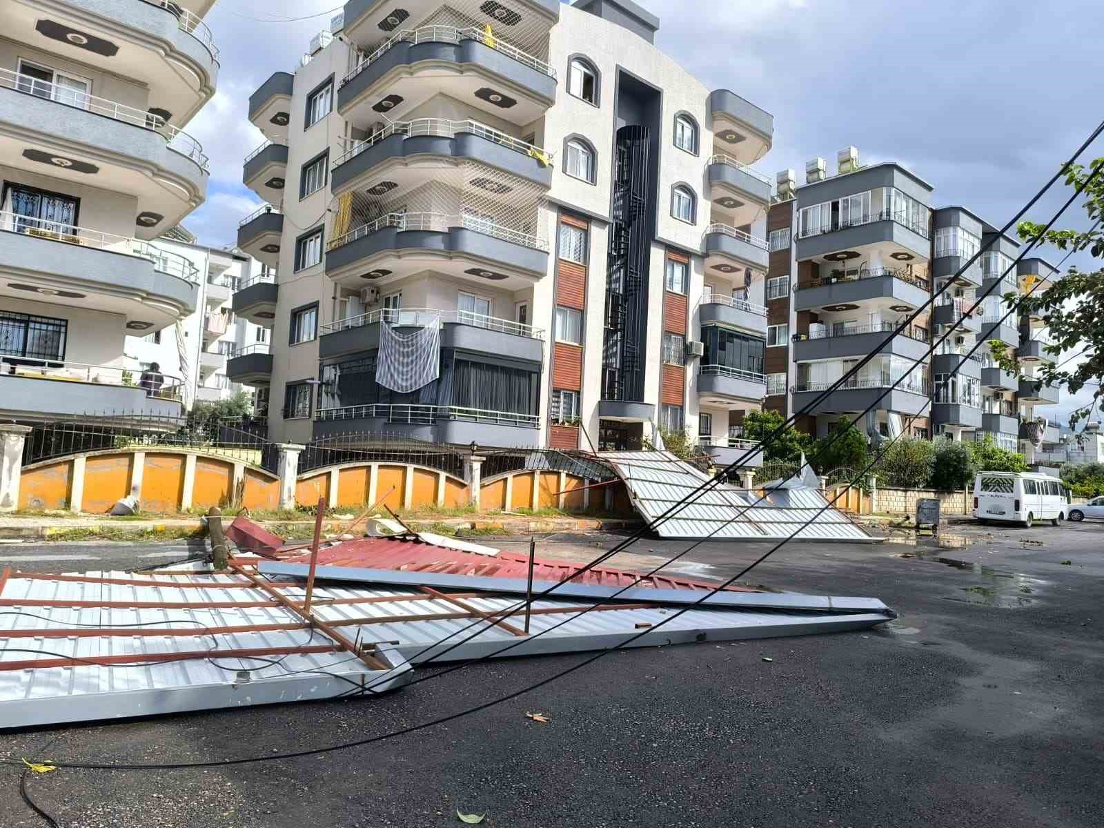Hatay&rsquo;da fırtınada u&ccedil;an &ccedil;atı 2 araca zarar verdi

