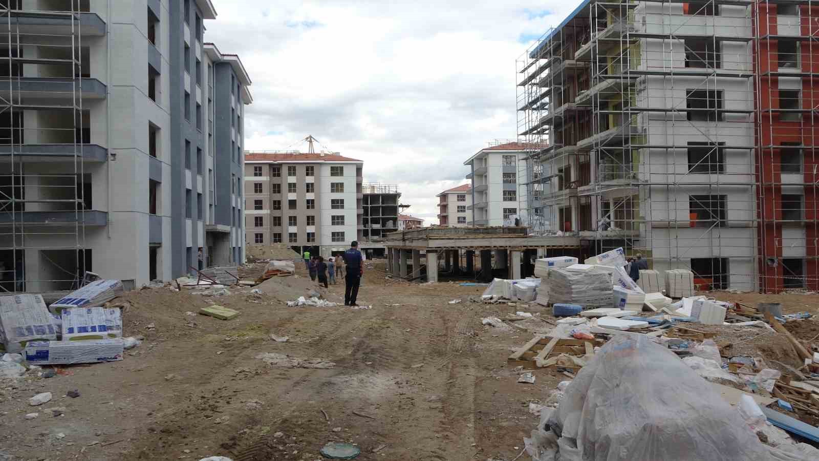 Malatya&rsquo;da inşaatta kafasına malzeme d&uuml;şen iş&ccedil;i yaralandı
