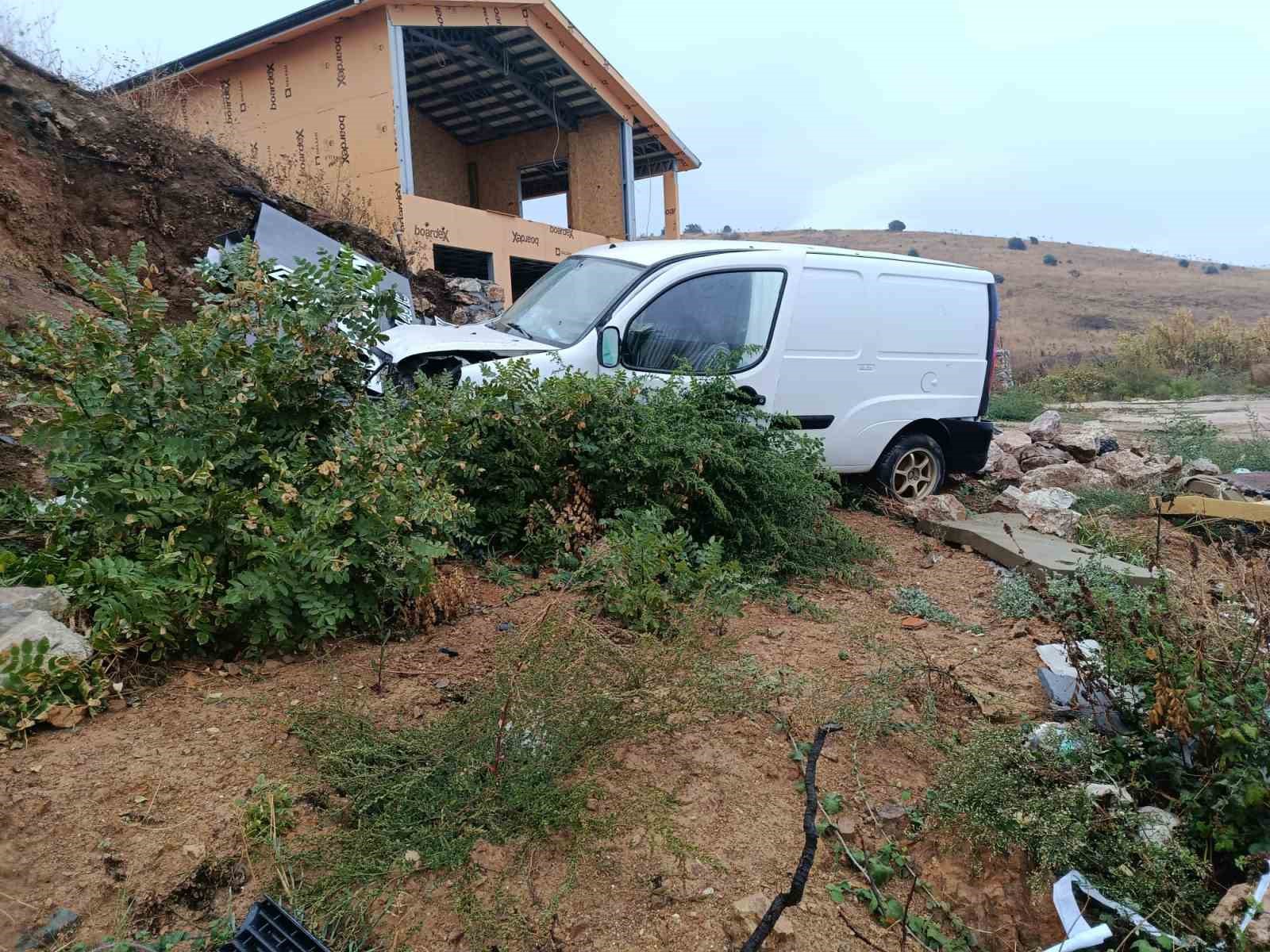 Erdek&rsquo;te kaygan yolda ticari ara&ccedil; duvara &ccedil;arptı, s&uuml;r&uuml;c&uuml; yaralandı
