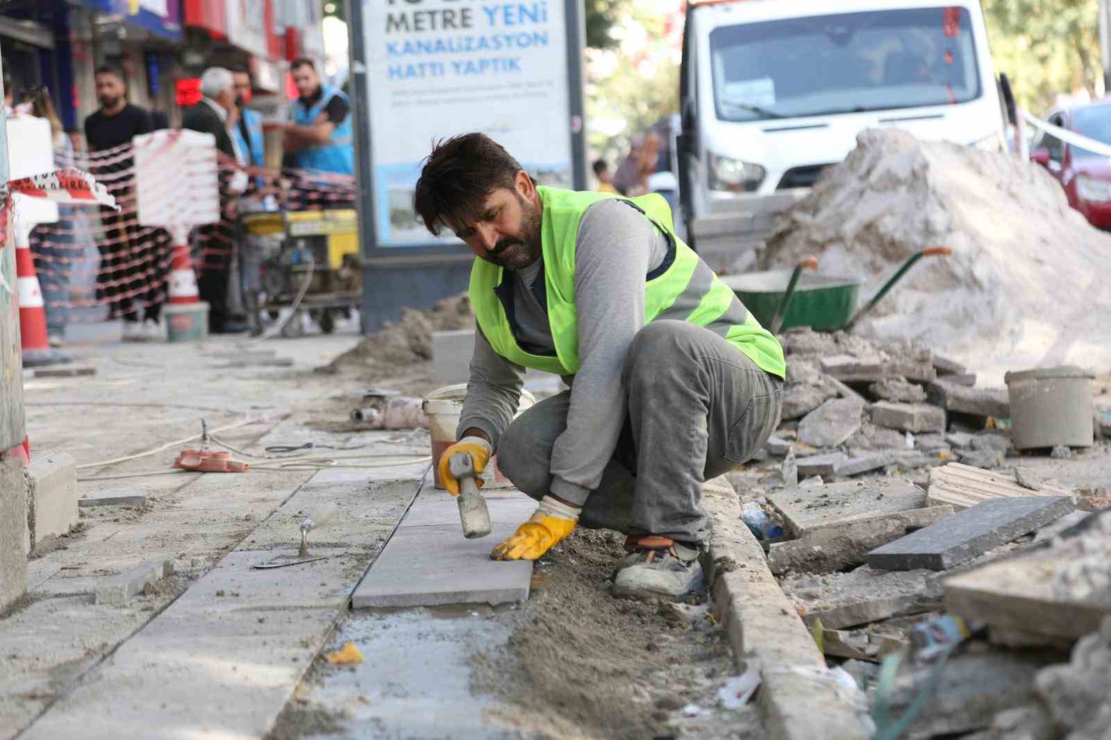 Cumhuriyet Caddesi&rsquo;nde kaldırımlar yenileniyor
