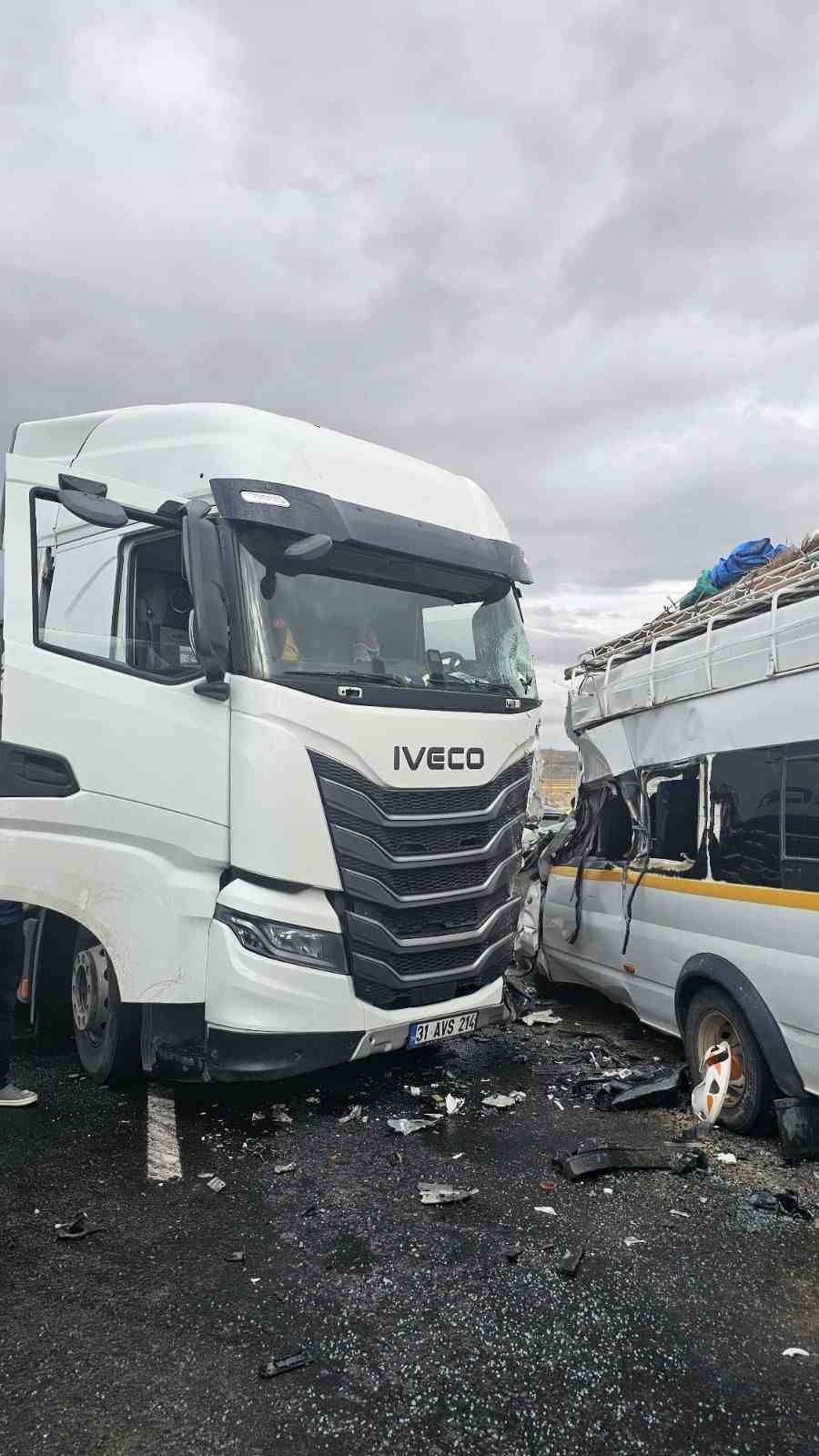 Nevşehir’de tarım işçilerini taşıyan minibüs tırla çarpıştı: 9 yaralı