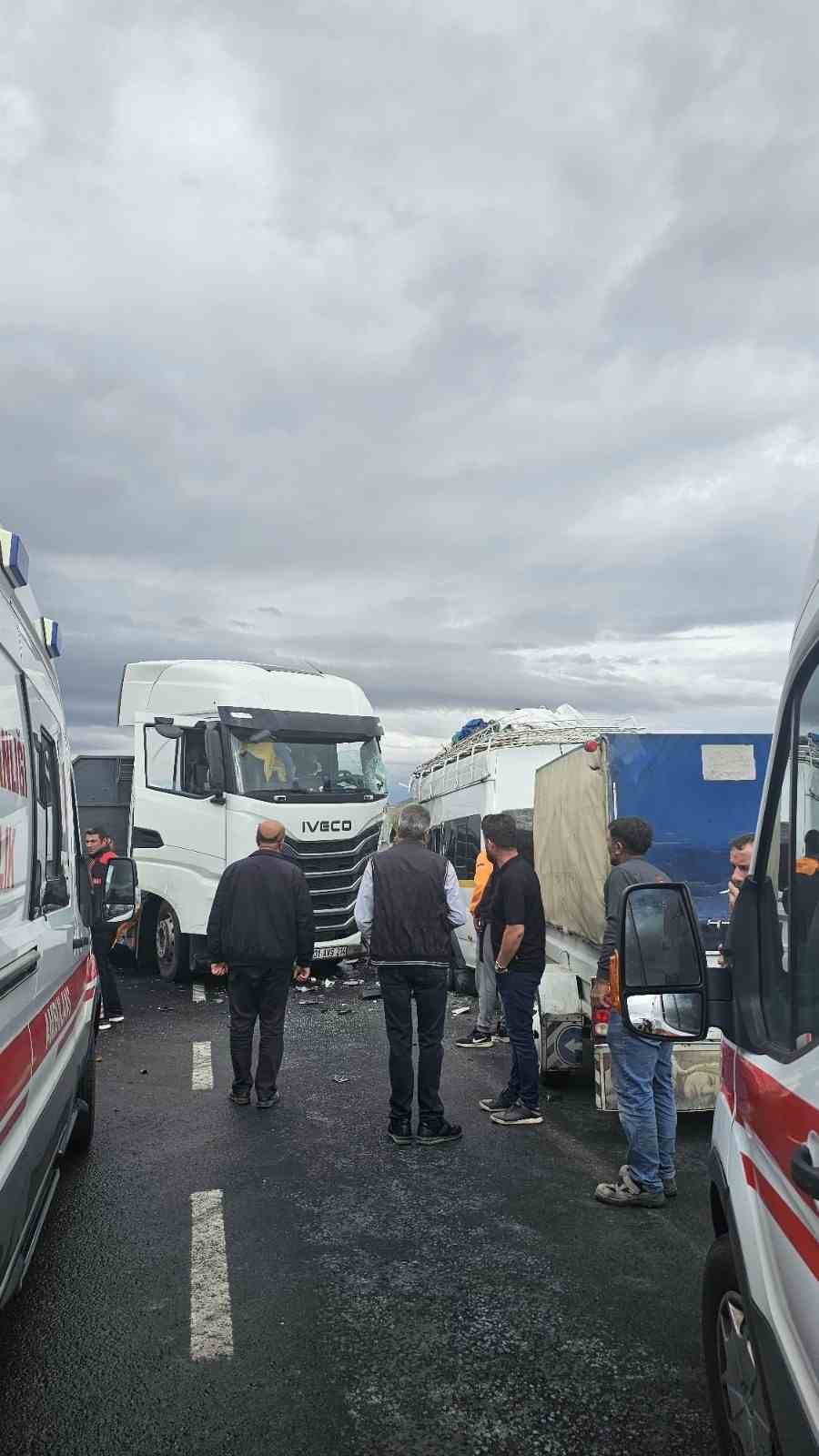 Nevşehir&rsquo;de tarım iş&ccedil;ilerini taşıyan minib&uuml;s tırla &ccedil;arpıştı: 9 yaralı
