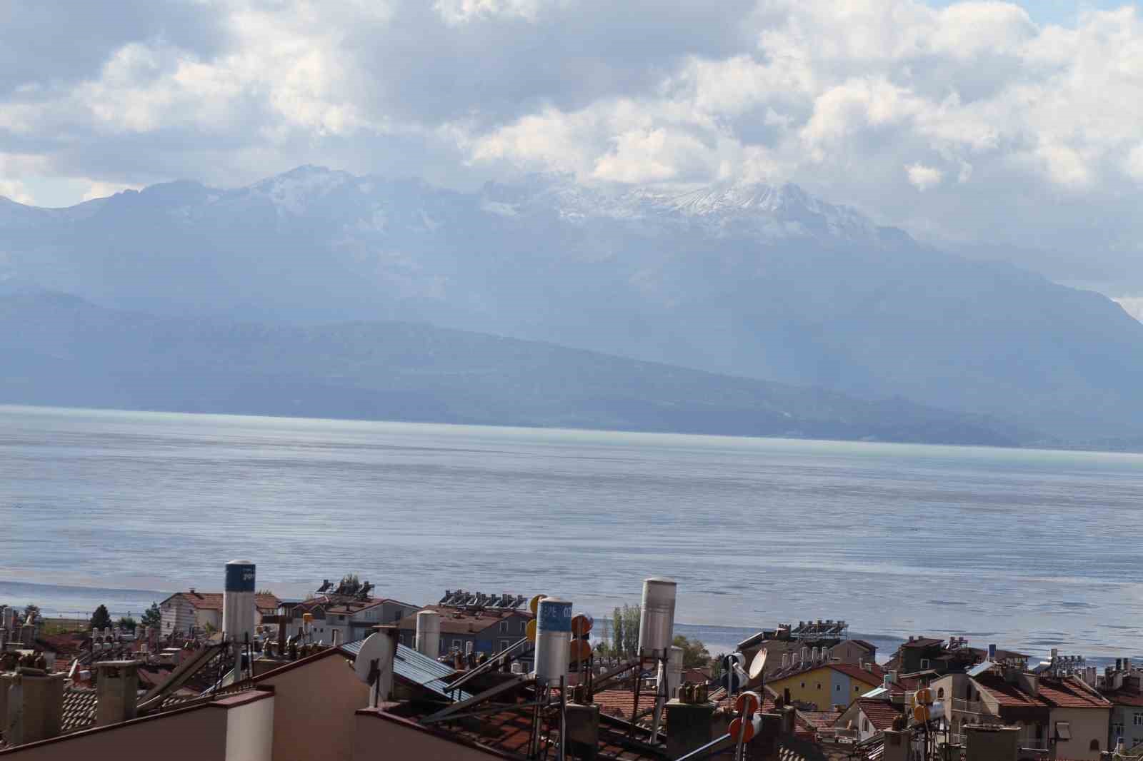 Anamas beyaz gelinliğini giydi
