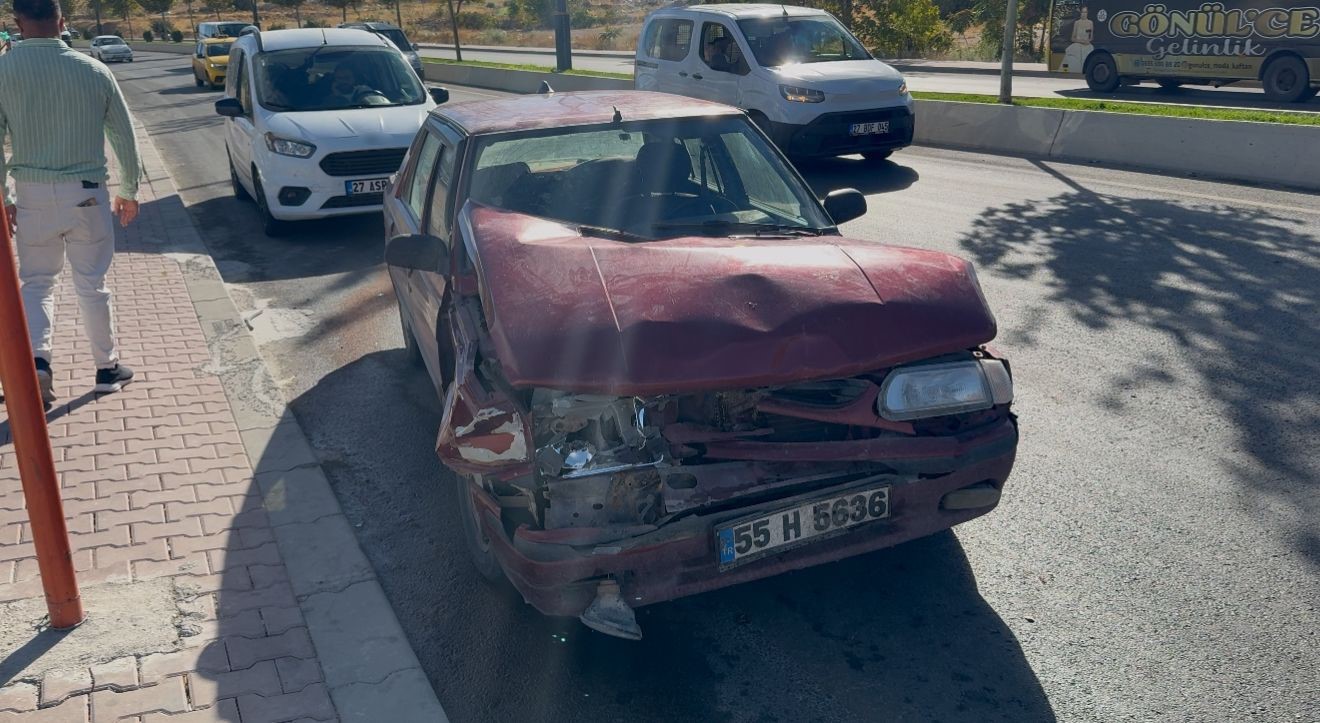 Gaziantep&rsquo;te kazadan ka&ccedil;maya &ccedil;alışan servis eve &ccedil;arptı: 3 yaralı
