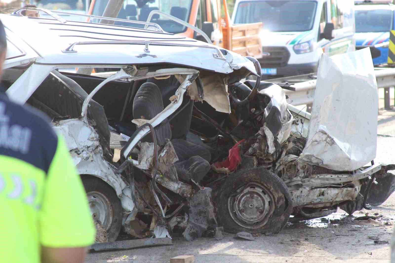 Mersin’de otomobil beton bariyere çarptı: 2 ölü