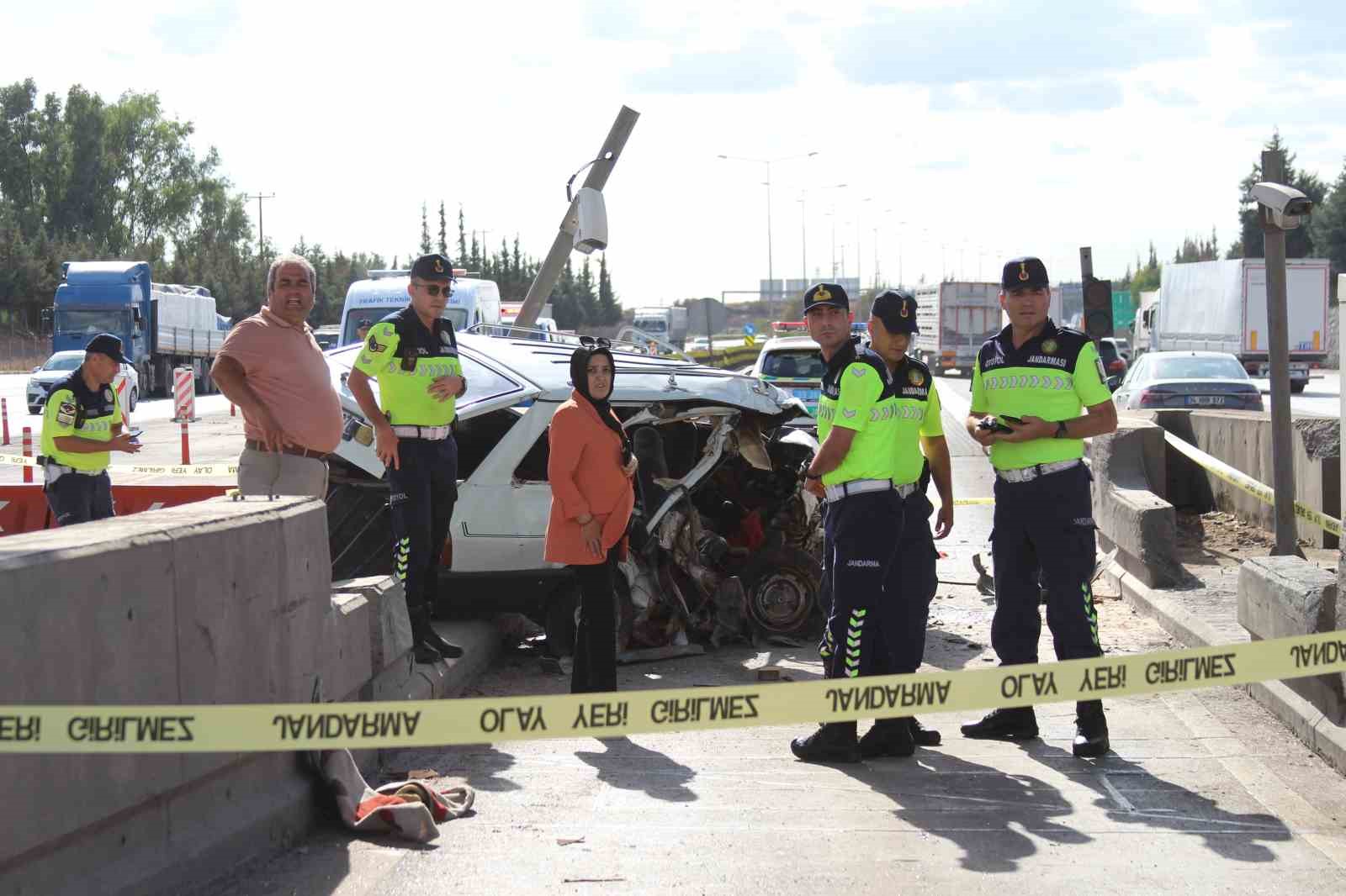 Mersin&rsquo;de otomobil beton bariyere &ccedil;arptı: 2 &ouml;l&uuml;
