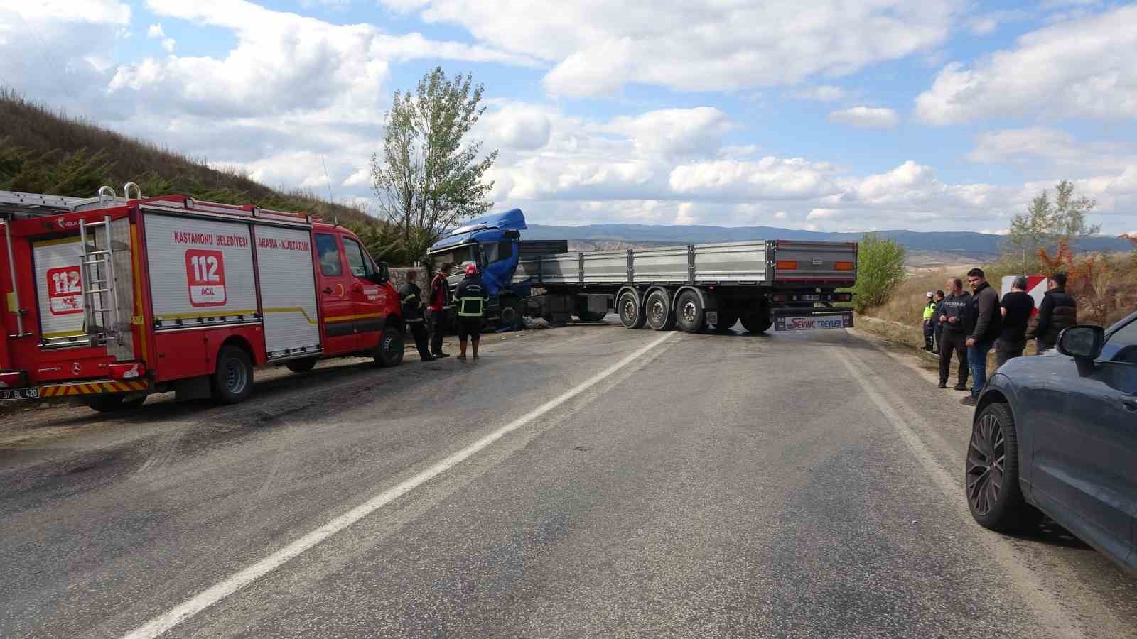 Tır istinat duvarına çarptı, kabinde sıkışan sürücüyü itfaiye kurtardı
