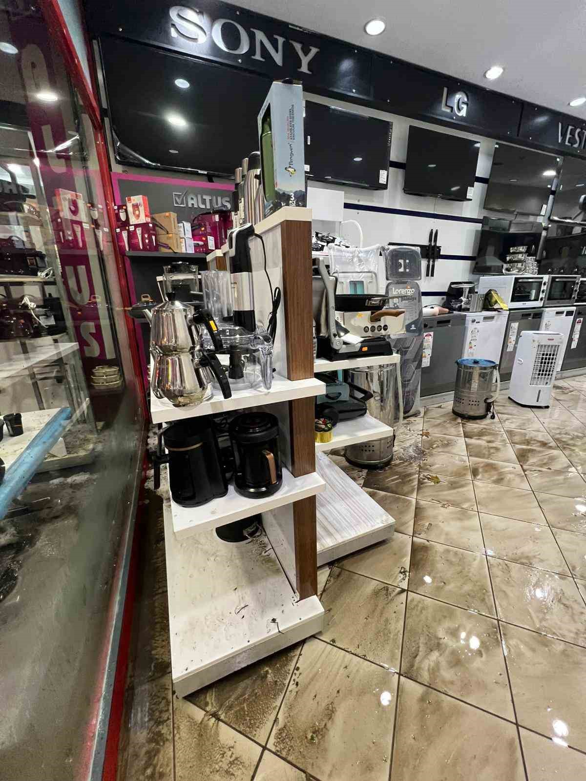 Ereğli&rsquo;de su baskını sonrası esnaf yaralarını sarıyor
