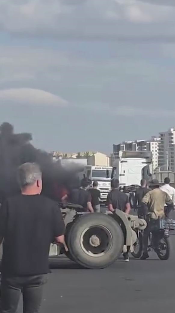 Diyarbakır&rsquo;da seyir halindeki kamyon alev aldı
