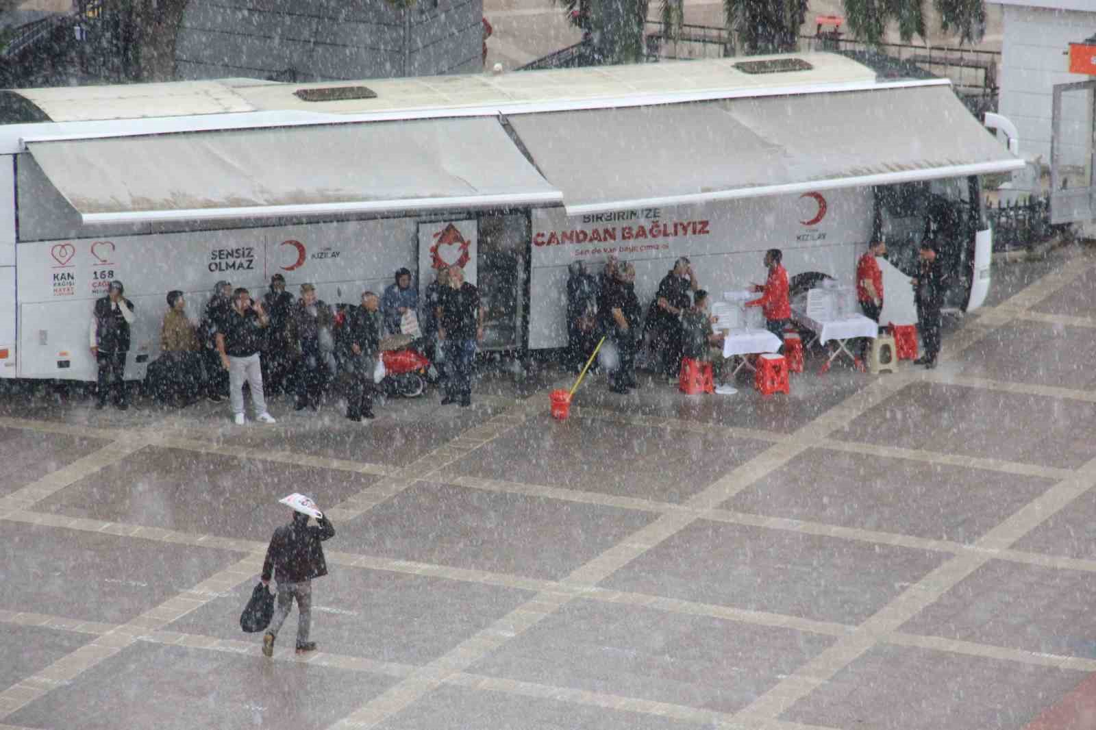 Samsun’da ani sağanak vatandaşlara zor anlar yaşattı