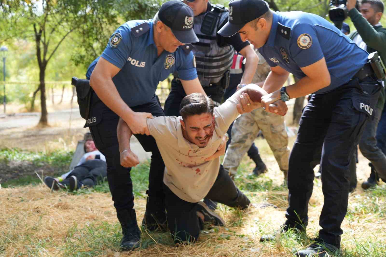 Gaziantep’te terör tatbikatında kendini rolüne kaptıranları ekipler güçlükle sakinleştirdi