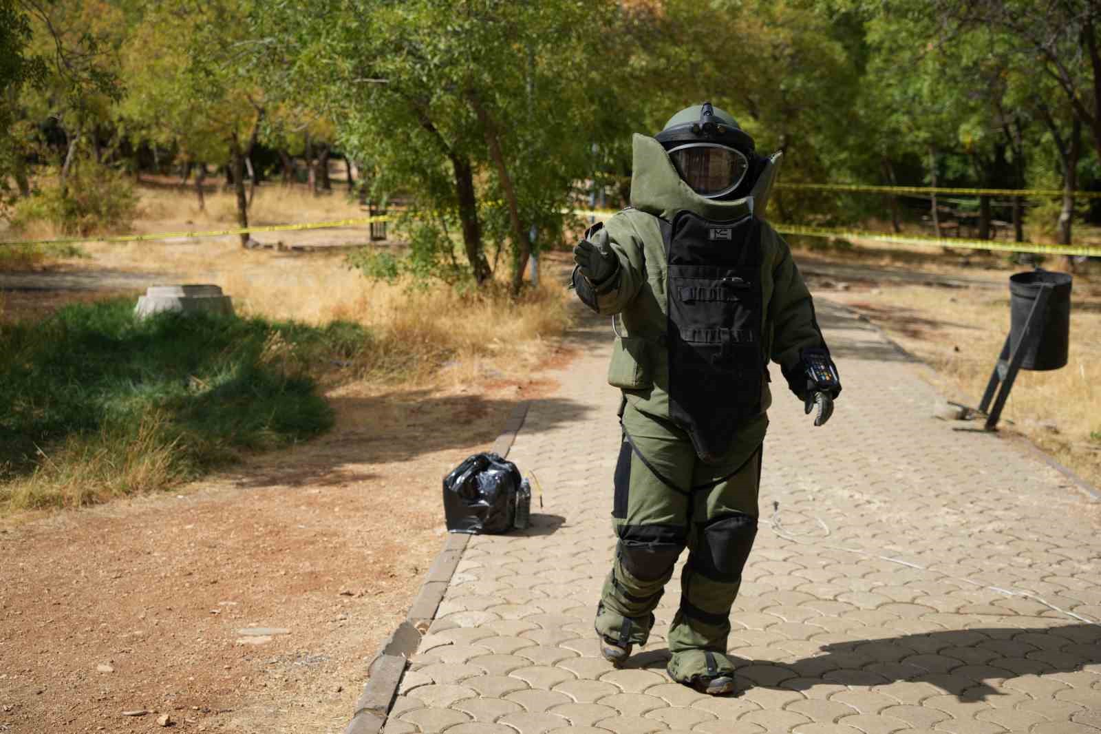 Gaziantep&rsquo;te ter&ouml;r tatbikatında kendini rol&uuml;ne kaptıranları ekipler g&uuml;&ccedil;l&uuml;kle sakinleştirdi
