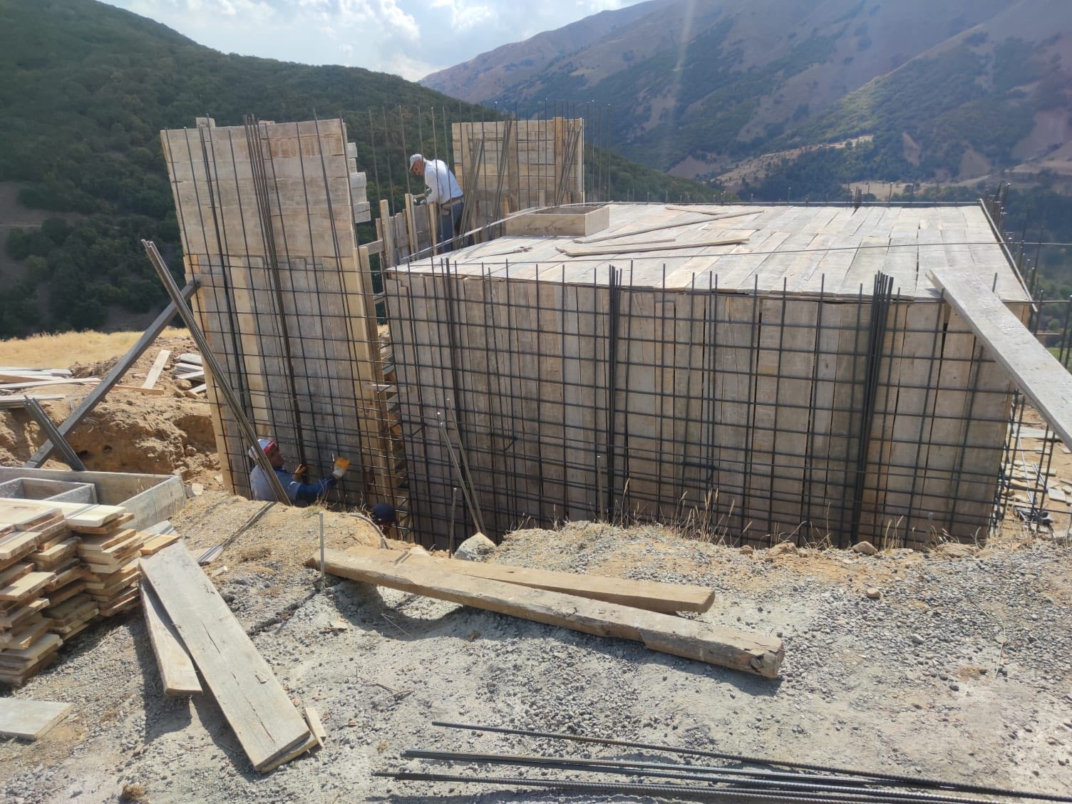 İ&ccedil;meler k&ouml;y&uuml;nde i&ccedil;me suyu deposu yapım &ccedil;alışmaları s&uuml;r&uuml;yor
