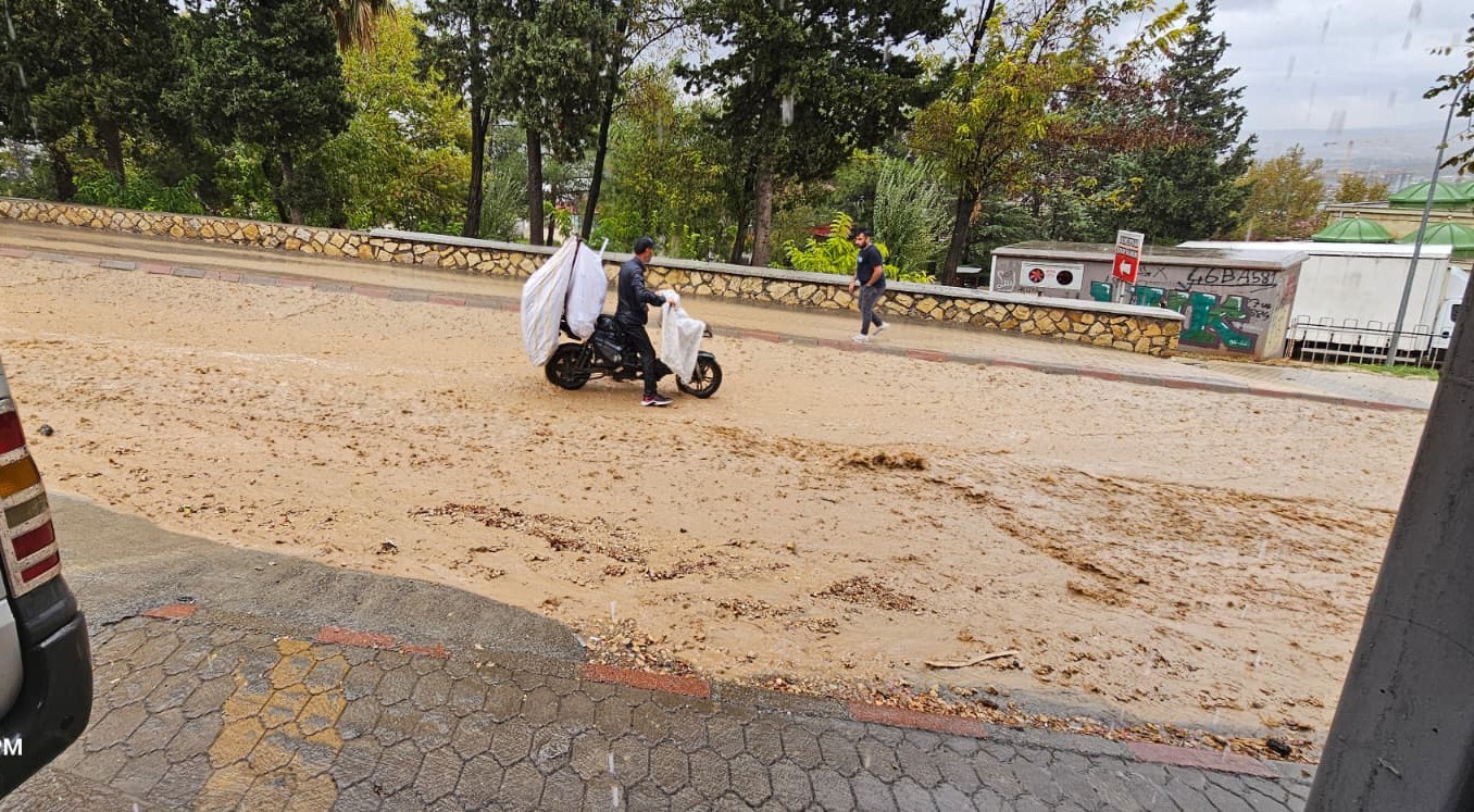 Kahramanmaraş’ta sağanak etkili oldu, su taşkınları yaşandı