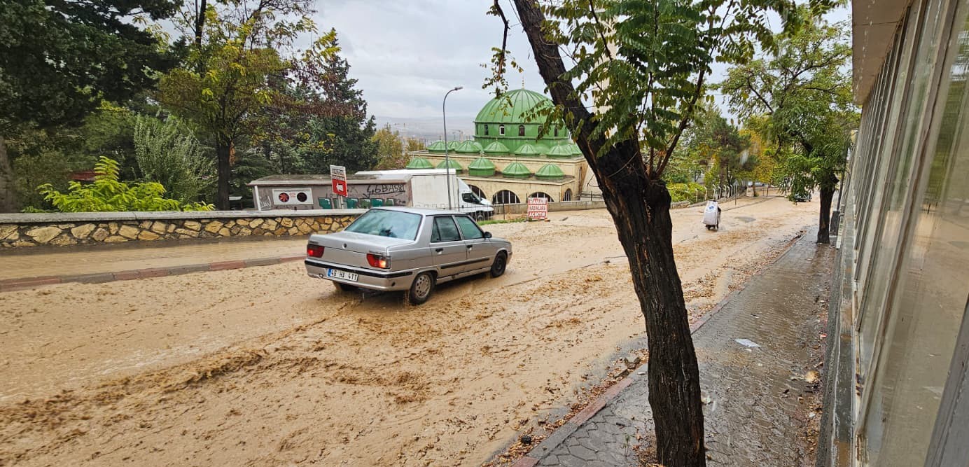 Kahramanmaraş&rsquo;ta sağanak etkili oldu, su taşkınları yaşandı
